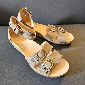 New Dansko Astrid Open Toe Taupe Text Nubuck Stone 1532-790300 Adjust Sandals 39